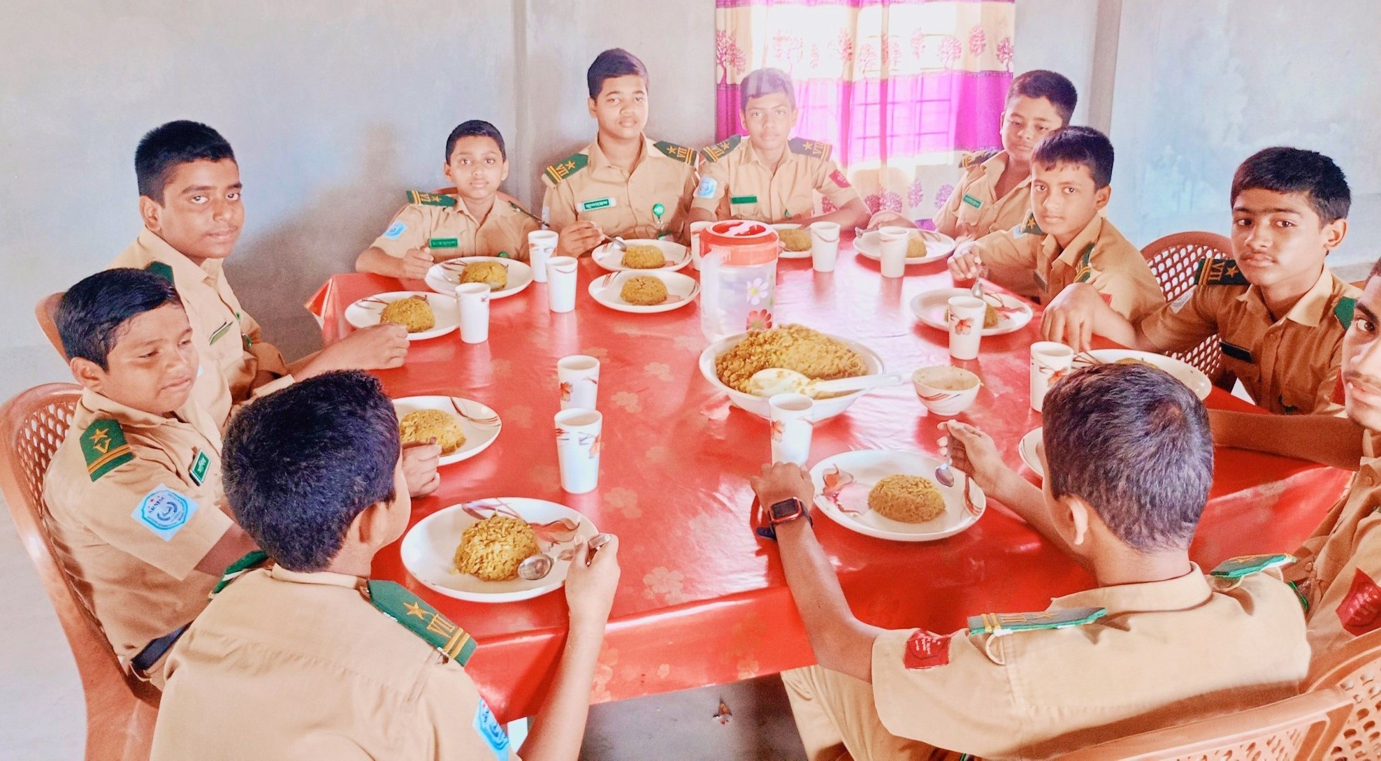 সকালের নরম রোদে, টেবিলজুড়ে গল্প-হাসির গুঞ্জন—